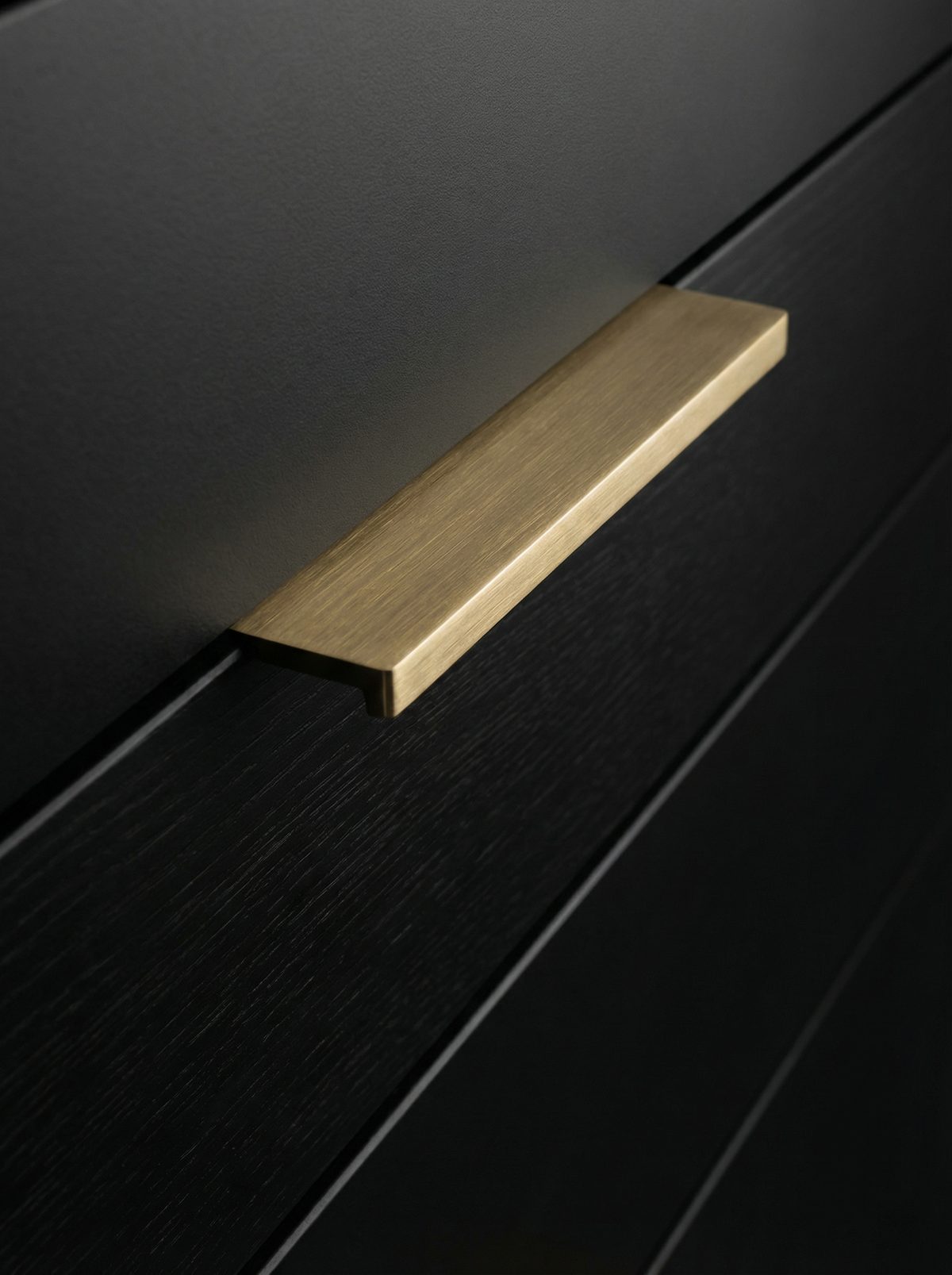 Herraje latón cepillado sobre madera oscura