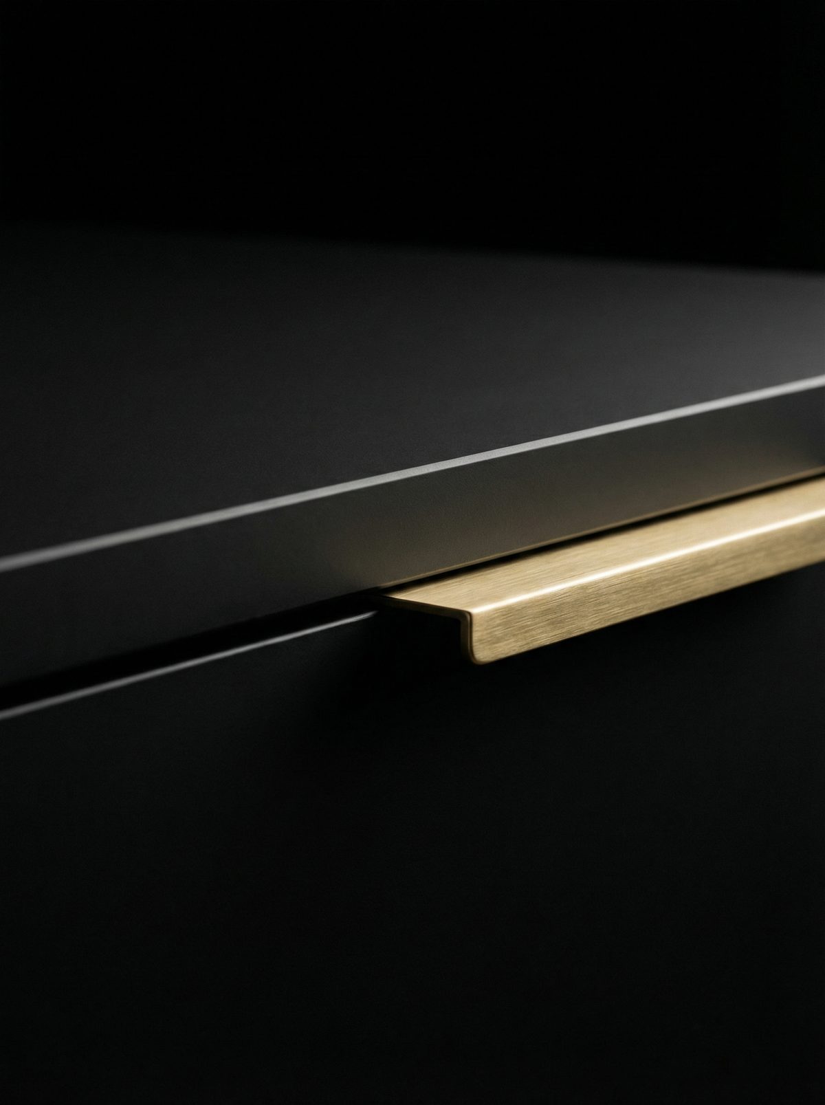 Herraje perfil bajo sobre negro mate